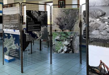 Panneaux d'exposition représentant des images du chantier de restauration expérimentale. Les panneaux sont exposés à la mairie d'Ouessant.